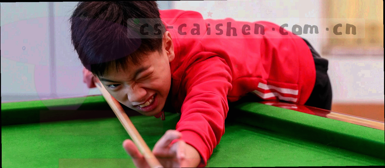 俯拍一叠裁切整齐的纸页与一枚红金印章